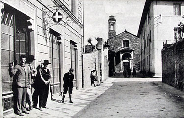 Immagine di inizio Novecento. Sulla sinistra la sede della Croce Bianca
